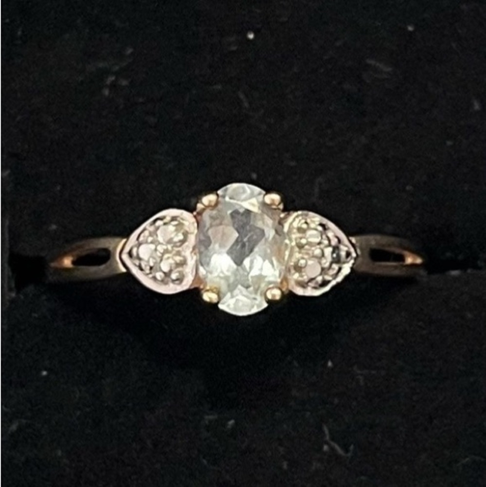 10k Yellow Gold AQUAMARINE light blue ring 💍 
Size 6.5
Classic. Feminine. Sweet